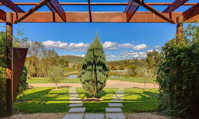Dixons Creek Hotel | De'Vine Escape