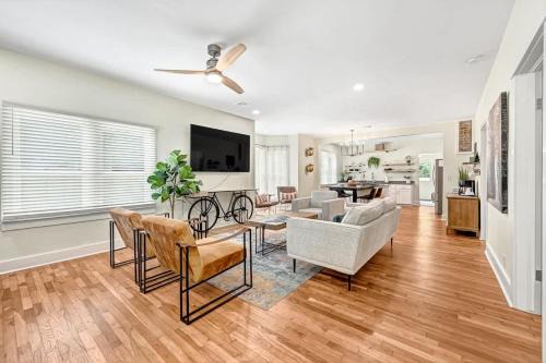 Siloam Springs House | Decca's Uptown Oasis