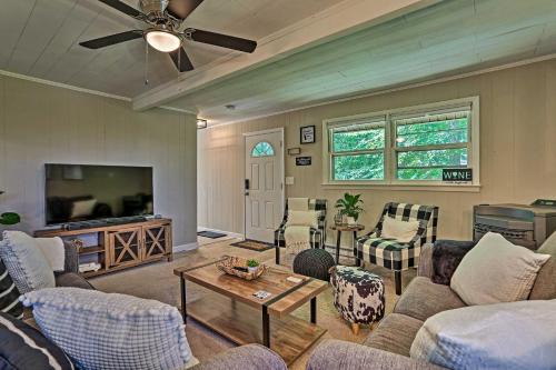 East Stroudsburg House | Deck and Gas Grill Modern East Stroudsburg Home!