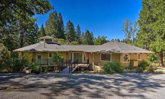 Apple Hill House | Deck and Grill Camino Home in Wine Country!