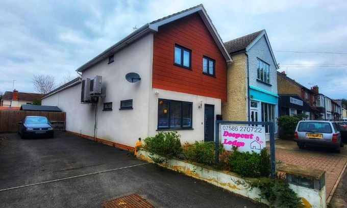 Camberley Bed & Breakfast | Deepcut Lodge Bed & Breakfast Self Service