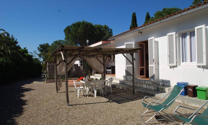 Lacona Apartment | delicious, 5 seats, large outdoor areas with lots of greenery and privacy, children's area