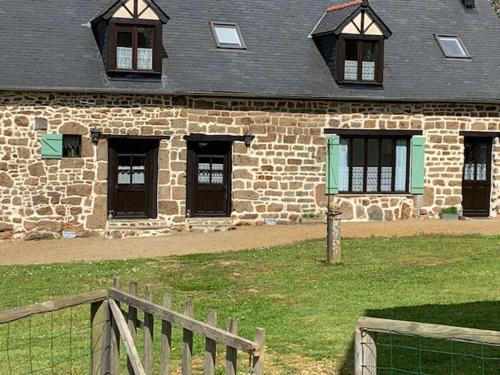 Ambrieres-les-Vallees House | Delightful 1-Bed Cottage in Ceauce
