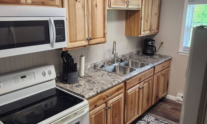 Woodbine Apartment | Delightful 2-bedroom apartment with AC in Rockholds. It's a true retreat!