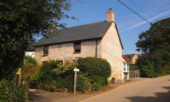 Crowlas Cottage | Delightful 300 year old cottage in quiet country lane