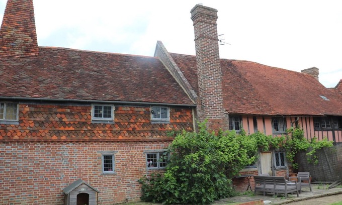 Edenbridge House | Delightful 4BD Home full of Flair Edenbridge Kent
