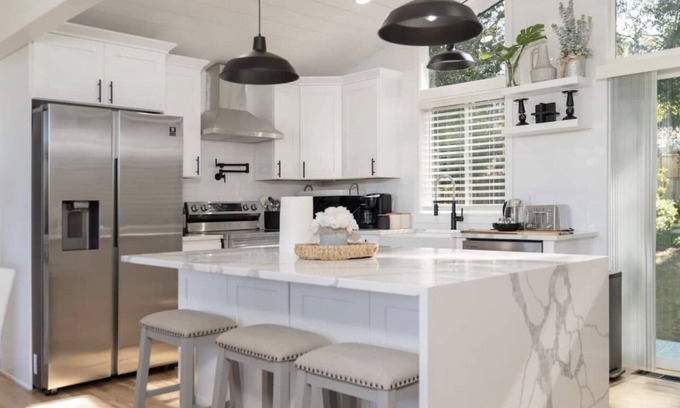 Edmonds House | Delightful Family Home with 3 Bedrooms and Sprawling Backyard