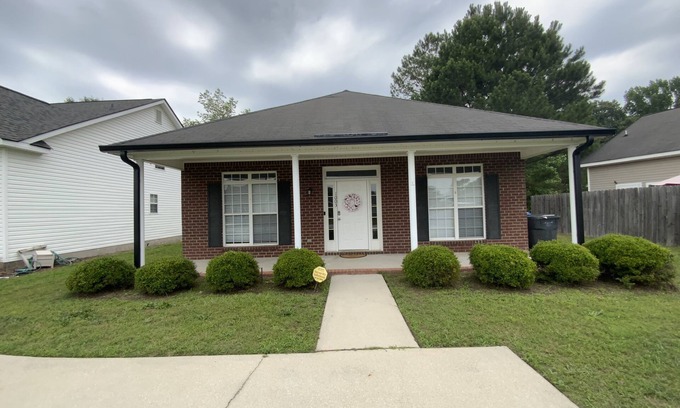 Gracewood House | Delightful patio home in golf course community