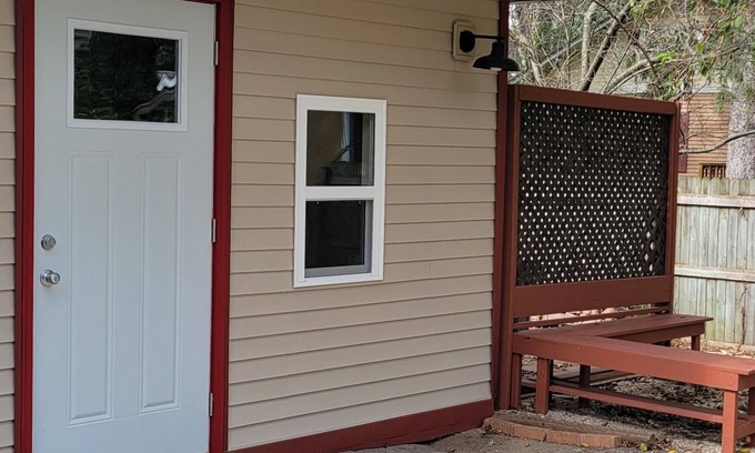 St. Charles Cottage | Delightful private room along the river in charming St. Charles