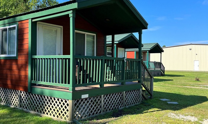 Ernul Cabin | Deluxe Creekside Cabin nearby Blount's Creek!