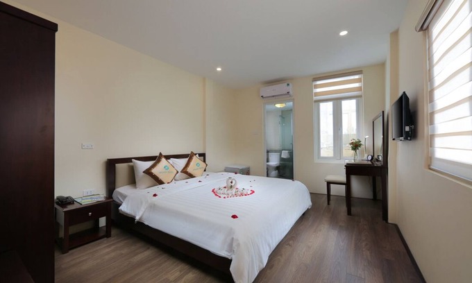 Hoan Kiem Hotel | Deluxe Double room in the heart of the old quarter