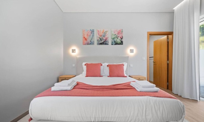Sao Vicente House | Deluxe Double Room with Extra Bed R7