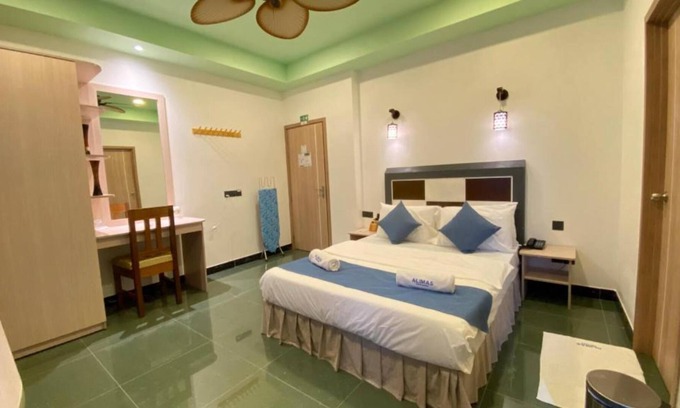 Felidhoo House | Deluxe Double/Twin Room - Shipwreck Island BnB