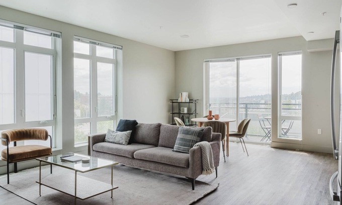 Squire Park Apartment | Deluxe First Hill 2BR w/Gym, BBQ & Rooftop Lounge, by Blueground