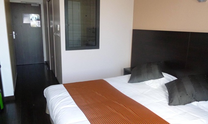 Belleville-sur-Loire House | DELUXE garden side room