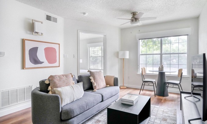 Gateway Apartment | Deluxe Gateway 1BR w/Gym, Pool, nr Movies, by Blueground