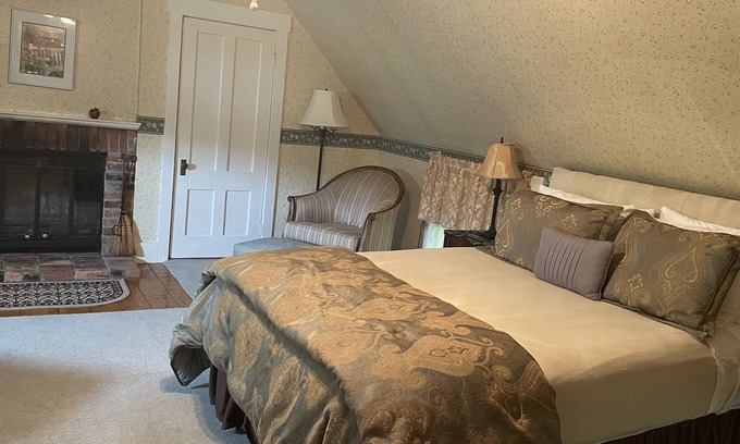 West Dover Bed & Breakfast | Deluxe Room with Fireplace Room 2