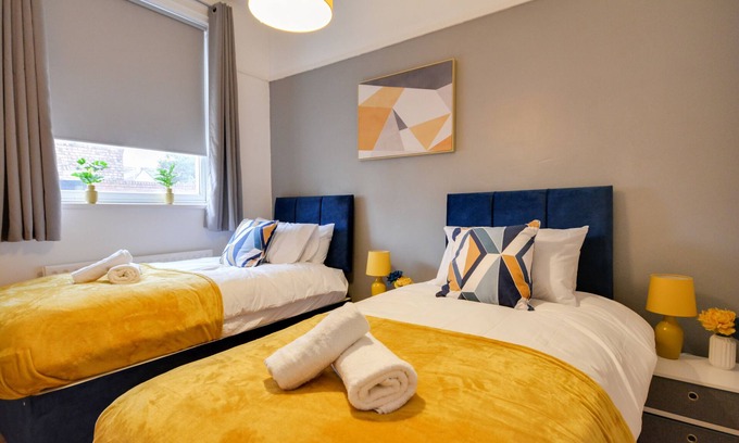 Wallasey Apartment | Deluxe Spacious 2BD Flat Free Parking Fast Wi Fi