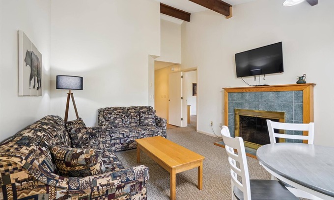 West Bridgewater Hotel | Deluxe Two Bedroom Suite on the 1st floor with outdoor heated pool 10304
