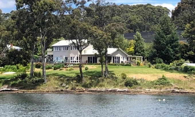 Port Huon Apartment | Deluxe waterfront retreat