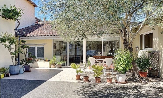 Cherac Bed & Breakfast | Demeure Olea 5 rooms 1 to 15 people linen and breakfast