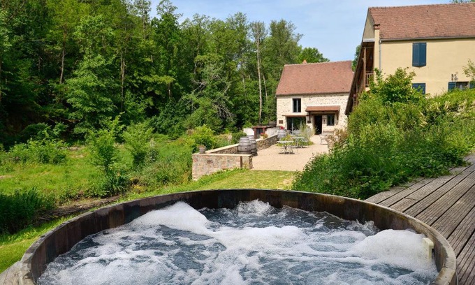 Pontaubert Hotel | Demeures et Châteaux Moulin des Templiers Hôtel & SPA