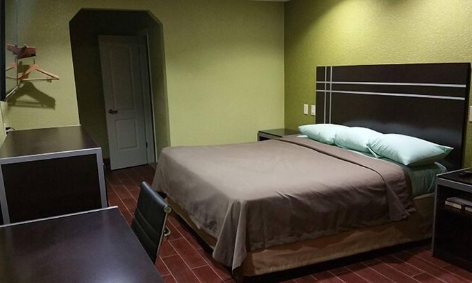 Big Lake Hotel | Derrick Inn