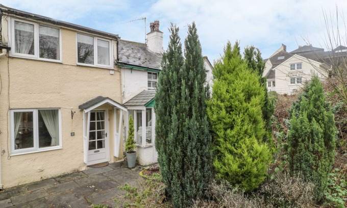 Portinscale Cottage | DERWENT EDGE, pet friendly, with a garden in Portinscale