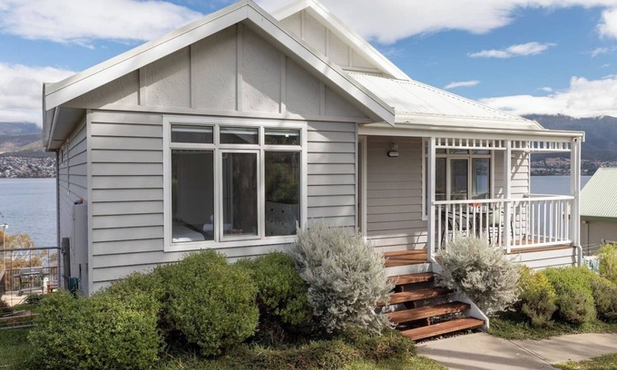 Otago Cottage | Derwent River Cottage Tranquil Waterfront Living