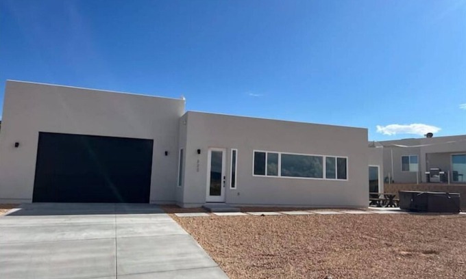 Greenehaven House | Desert Lakehouse Getaway