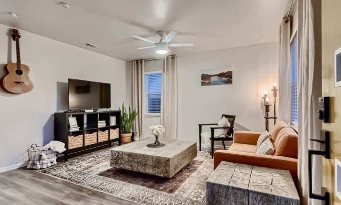 Georgetown House | Desert Primrose @ 808B-Walk to the Square!