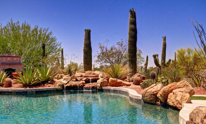 East Mesa House | Desert retreat in luxuriously fenced