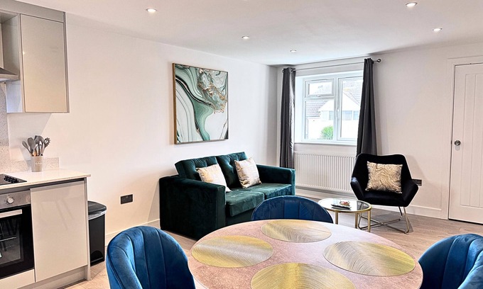 Elmbridge Apartment | Desford Delight: Modern 1Bedroom Near Heathrow Airport w/EV Charger
