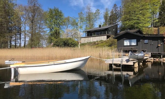 Tvaaker House | Design house with own dock at lake