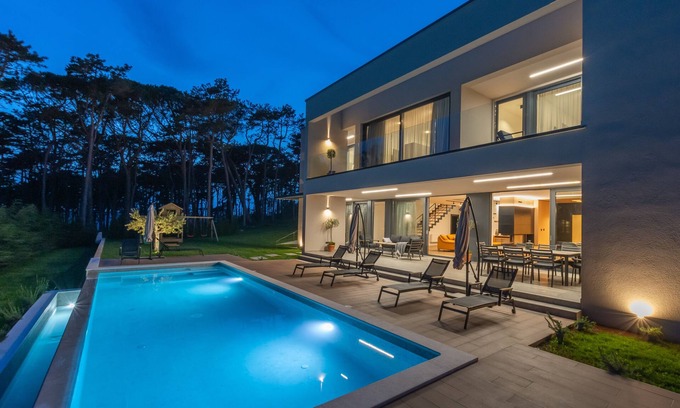 Martinski Villa | Design villa on quiet location with a pool and hot tub