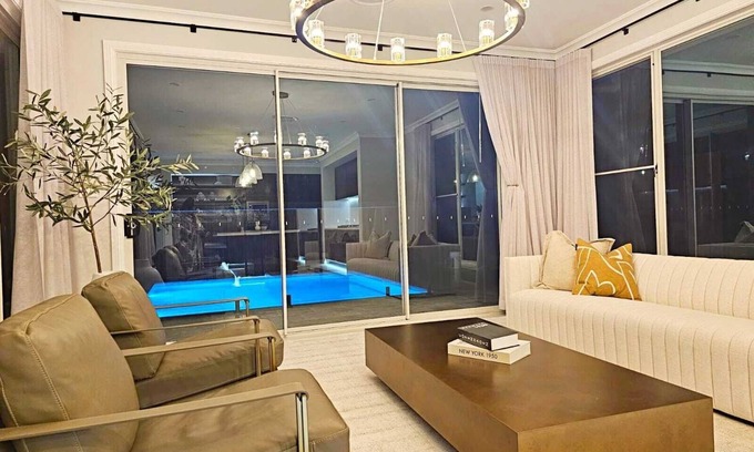 Gledswood Hills House | Designer Hampton style house with + Pool 8 guests