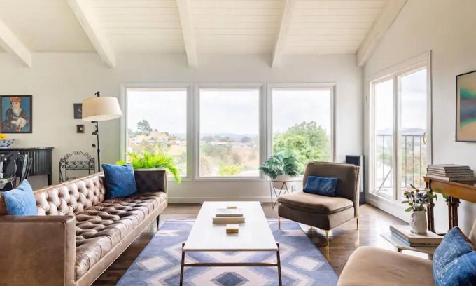 Eagle Rock House | Designer Hilltop Retreat with Amazing City Views