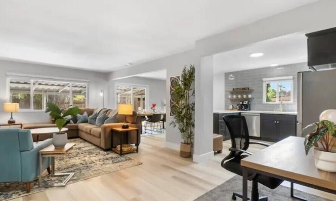 Rancho Cordova House | Designer Remodel * 4B2B * King Beds * 65" TV