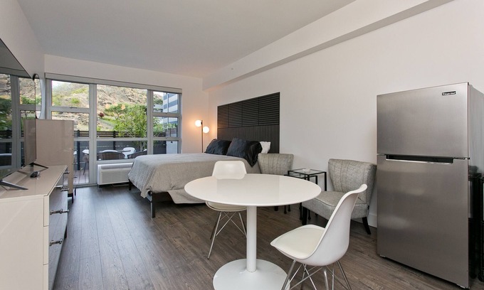 Hawaii Kai Condo | Designer Studio in Hawaii Kai! Close to beaches, shopping, and hiking!