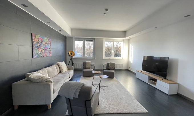Langenhorn Apartment | DesignLoft for 8 I AppleTV l NTFLX I 65 "TV l 150sqm