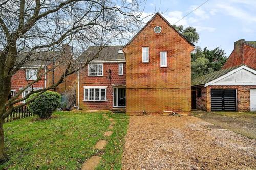 Shinfield House | Detached 3 story 5 bedrooms, 4 double, 1 single 9 guests