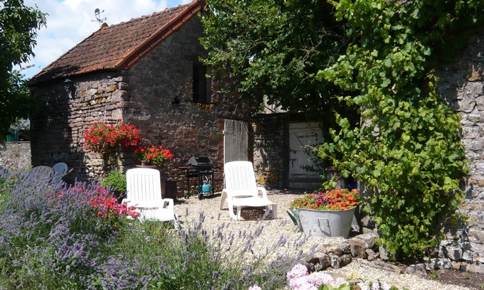 Saint-Jean-de-Trezy Cottage | Detached former winemaker's cottage in a delightful & panoramic setting