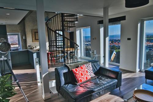 Penrhyn Bay House | Detached House With Amazing Sea View and Hot Tub