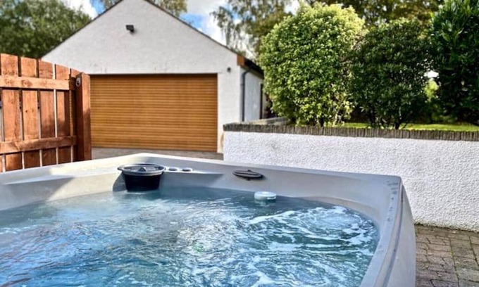 Backbarrow House | Detached lakeland cottage, with private hot tub and leisure facilities, pool
