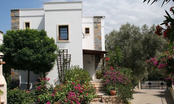 Torba Villa | Detached villa, sea views of Torba Bay, shared pool, 8 mins walk to beach 🏖