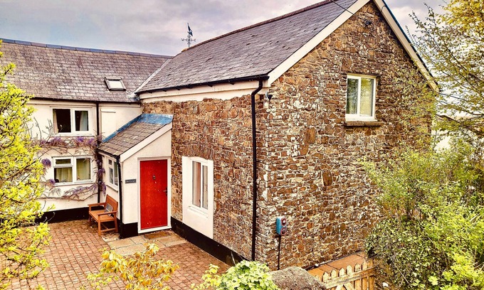 High Bickington Cottage | Devon Hideaway: Historic Barn, Jacuzzi & Expansive Exmoor Views