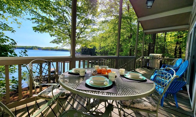 Huddleston House | Dewitt -Cozy cabin in the woods- perfect for a small family and a dog near SML State Park