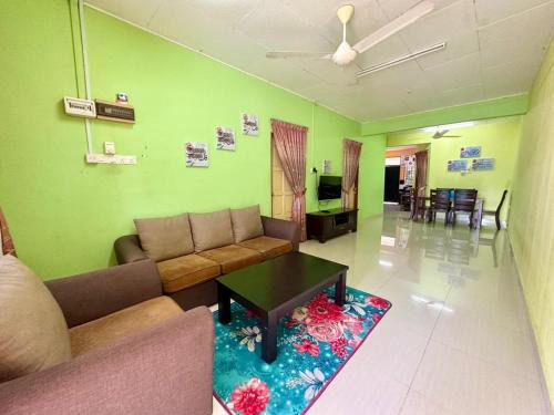 Kampung Gong Pauh House | Dfieza Homestay Chukai
