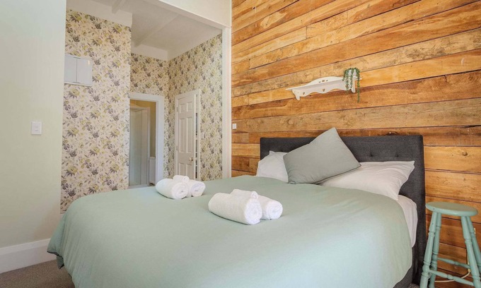 Pukehangi House | Diamond Cottage | Farm Cottage 10min from the City