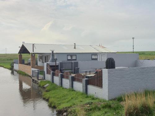 Govan Mbeki Apartment | Die Damhuis by Heybert